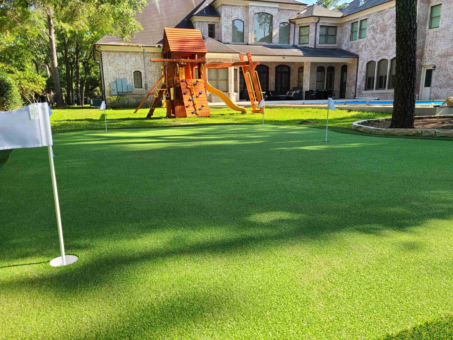putting green installation and landscaping services for residenital and commercial use in Houston, Texas