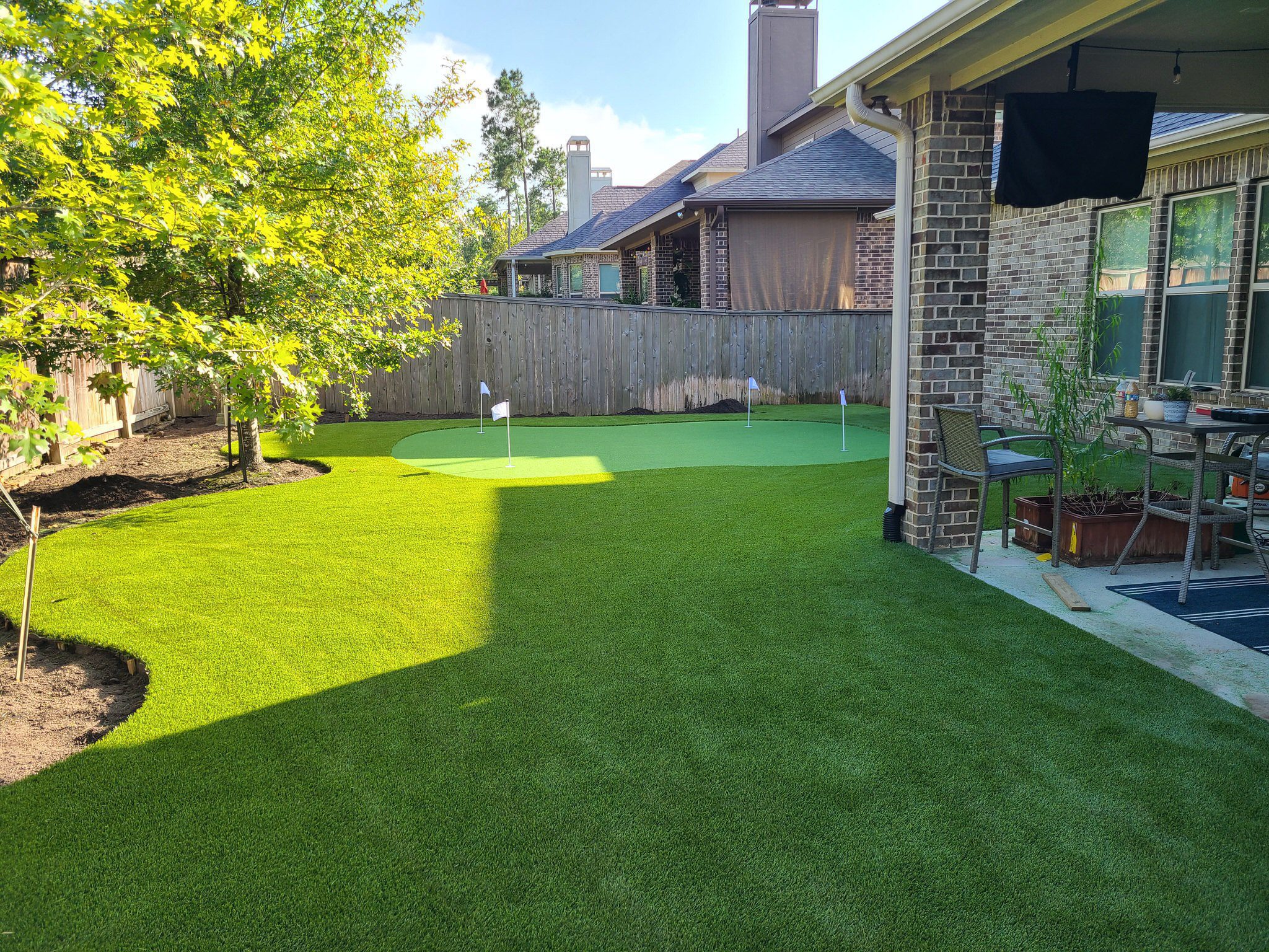 Synthetic grass is the best way to make your backyard into a safe and fun place for kids of all ages. These beautifully installed putting greens come at an unbeatable price, with no-hassle installation that can be done by professionals in record time!